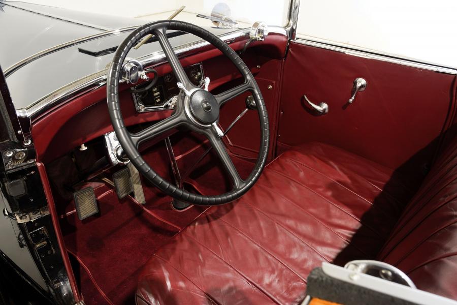 Интерьер Auburn 8-90 Convertible Coupe 1929 года  (фото 14 из 22)
